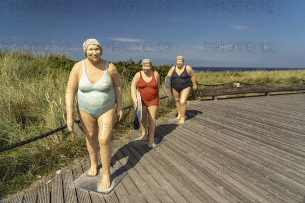 Sculpture Surfdamen by the artists Laura & Christel Lechner from the series Alltagsmenschen on the promenade in Wenningstedt, island of Sylt, district of North Friesland, Schleswig-Holstein, Germany, Europe