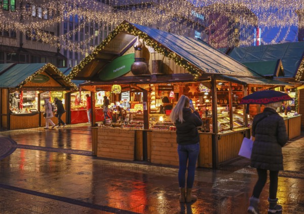 Essen, North Rhine-Westphalia, Germany - Christmas market in Essen in times of the corona pandemic under 2G conditions. Visitors to Kennedyplatz must be recovered or vaccinated. Masks are not compulsory in Essen's pedestrian zone, but wearing a mask is recommended