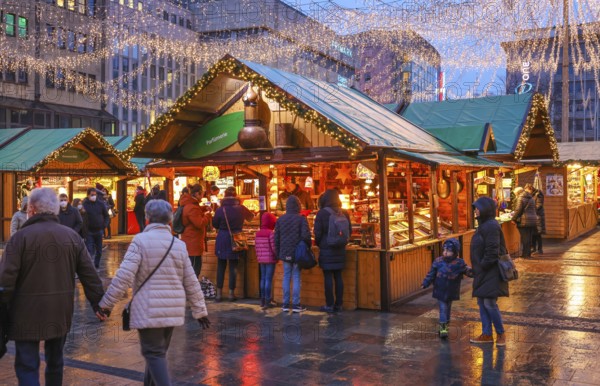 Essen, North Rhine-Westphalia, Germany - Christmas market in Essen in times of the corona pandemic under 2G conditions. Visitors to Kennedyplatz must be recovered or vaccinated. Masks are not compulsory in Essen's pedestrian zone, but wearing a mask is recommended
