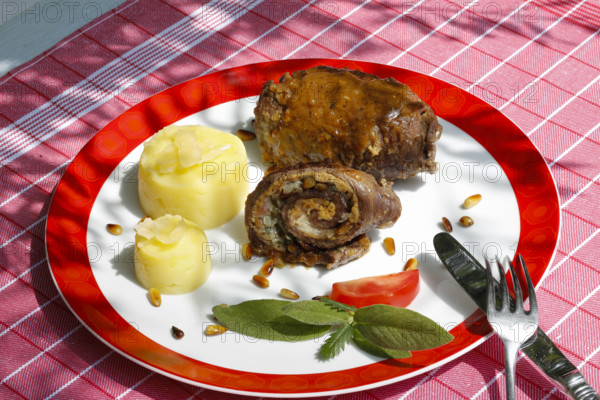 Swabian cuisine, beef roulade with pine nuts, mashed potatoes, meat dish, main course, herbs, roulades arranged on a plate, gravy, cutlery, knife, fork, grandmother's cooking, regional, home cooking, typical Swabian, traditional cuisine reinterpreted, food photography, studio, Germany, Europe