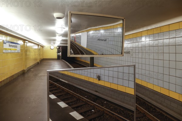 Mirrors on an underground platform at Hermannplatz station. The mirrors are used by the drivers for orientation, Berlin, 07/02/2025, Berlin, Berlin, Germany, Europe