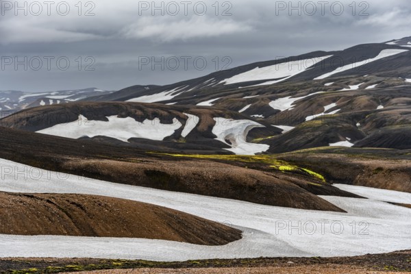Volcanic landscape with hills and snow, Laugavegur trekking trail, Landmannalaugar, Fjallabak Nature Reserve, Icelandic Highlands, Suðurland, Iceland, Europe