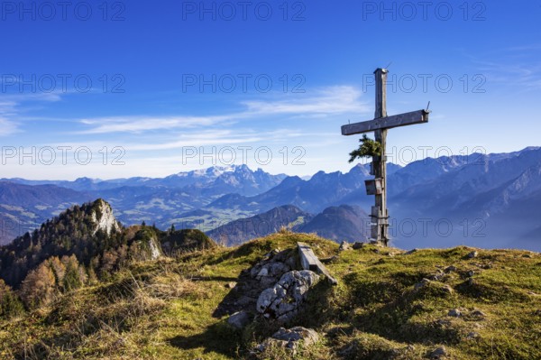 Old summit cross on the Schwarzer Berg with a view of the Gschirrwand Lammertal and Dachstein massif, Golling, Osterhorngruppe, Salzburg province, Austria, Europe