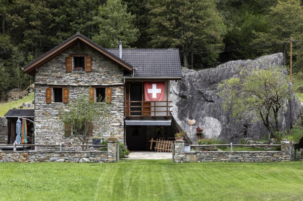 Typical Ticino stone houses in the village of Sonogno, Verzasca Valley, Valle Verzasca, Canton Ticino, Switzerland, Europe