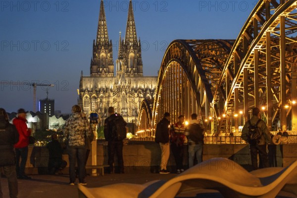 Cologne Cathedral, has been shining in new light since Easter 2025, the old metal halide lamps have been replaced by over 700 modern LED lamps, reducing energy consumption by around four fifths, significantly improving the quality of light and greatly reducing light emissions, 12 KM of new cables were laid for this, Hohenzollern Bridge, railway bridge over the Rhine, North Rhine-Westphalia, Germany, Europe