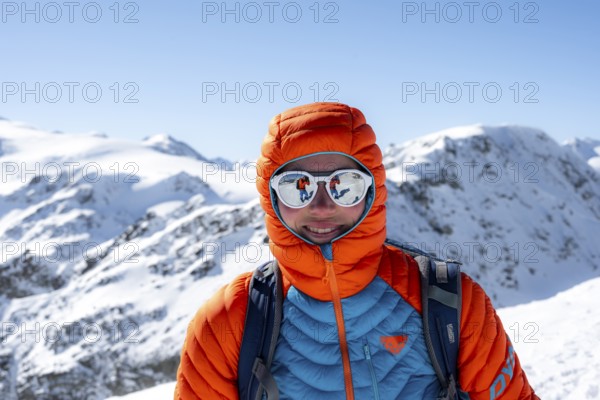 Ski tourers, snow-covered mountain landscape, Ortler Alps, Vinschgau Valley, Italy, Europe