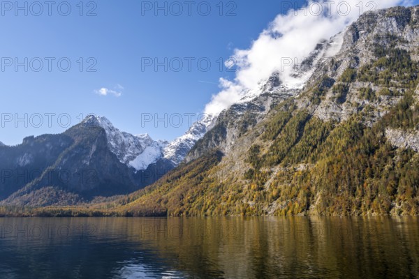 Königssee with Watzmann massif, autumnal mountain landscape reflected in the lake, Berchtesgaden National Park, Berchtesgadener Land, Upper Bavaria, Bavaria, Germany, Europe