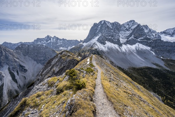 Hiking trail on the ridge of the Hahnkampl, mountain panorama with steep rocky peaks, view of Lamsenspitze peak, Karwendel Mountains, Alpenpark Karwendel, Tyrol, Austria, Europe