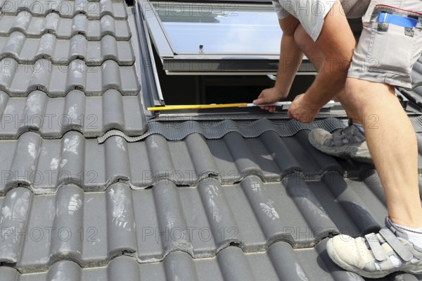 Installation and assembly of new roof windows as part of a roof covering