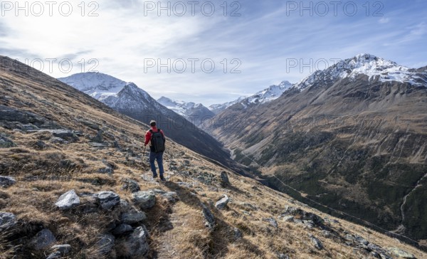 Mountaineers on a hiking trail, view over the Niedertal valley with snow-covered mountain peaks of the Ötztal Alps, Ötztal Alps, Tyrol, Austria, Europe