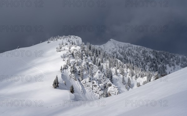 Mountain landscape in the snow, mountain peaks Tanzeck and Aiplspitz, dramatic clouds, Mangfallgebrige, Bavaria, Germany, Europe