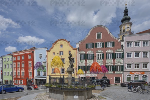 Late Baroque row of houses, fountain with St George in front, Schärding, Lower Austria, Austria, Europe