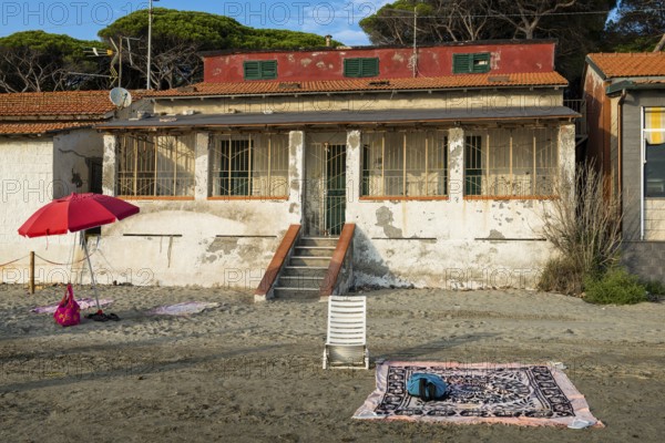 Abandoned beach house, beach, architecture, tourism, building, dilapidated, property, empty, nobody, vacancy, crisis, property crisis, Italy, Europe