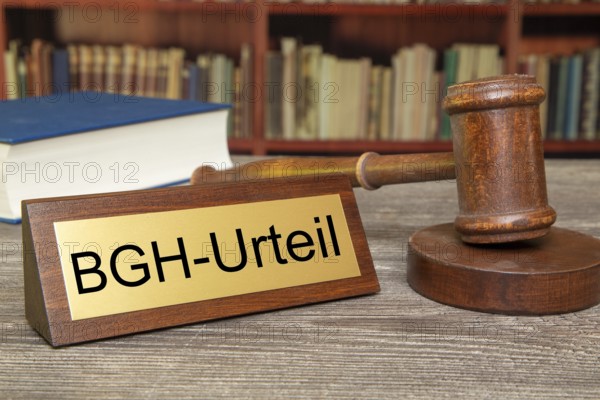 Symbolic image BGH (Federal Court of Justice) : Judge's gavel next to a brass plate with the inscription BGH-URTEIL (Composing)