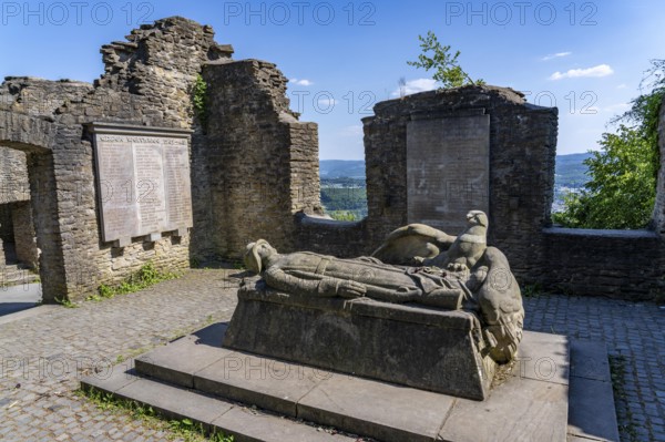 Ruins of Hohensyburg Castle, near Dortmund, war memorial by Friedrich Bagdons, for the fallen of the world wars, North Rhine-Westphalia, Germany, Europe