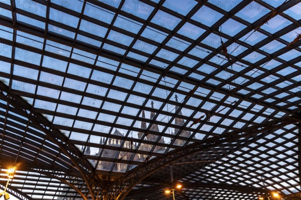 Cologne Central Station, glass roof, Cologne Cathedral, Cologne, North Rhine-Westphalia, Germany, Europe