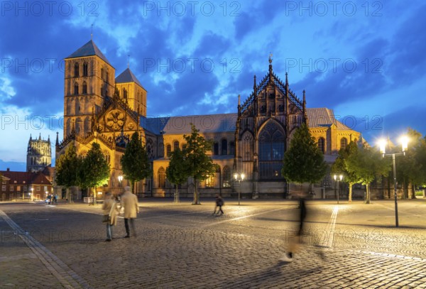 Historic old town, St Paul's Cathedral on the market square, medieval Romanesque cathedral, tower of the Liebfrauen-Überwasserkirche in the background, in Münster, North Rhine-Westphalia, Germany, Europe