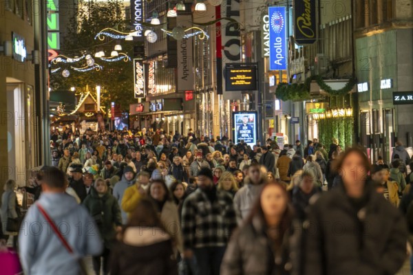 Pre-Christmas time in Dortmund, pedestrian zone, shopping street Westenhellweg, many people go shopping, North Rhine-Westphalia, Germany, Europe