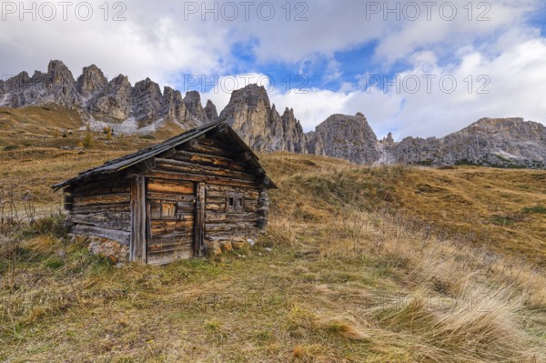 Hut on the Gardena Pass, Cirspitzen, autumn, Passo Gardena, Puez-Geisler nature park Park, Dolomites, South Tyrol