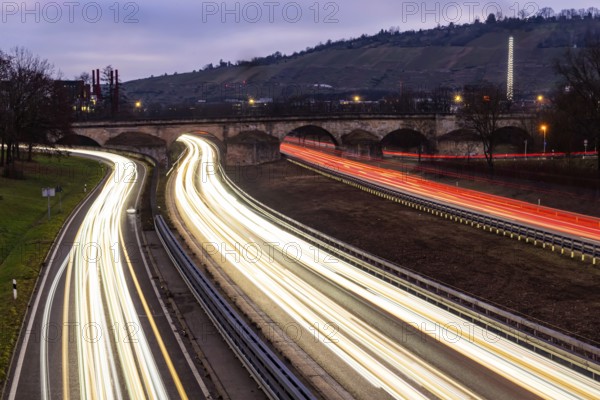 Multi-lane road at night with Plinsau bridge, arch bridge over the Neckar. Federal road B10 in Esslingen, Baden-Württemberg, Germany, Europe
