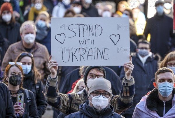 Wesel, North Rhine-Westphalia, Germany, Demonstration against Putin's war in Ukraine. Peace demonstration and solidarity rally for Ukraine on the large market square in Wesel. In times of the corona pandemic, all demonstrators wear masks, Europe