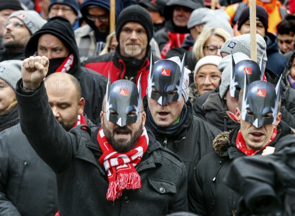 Wearing Batman masks, Volkswagen employees demonstrate in front of the Volkswagen Arena to mark the collective bargaining negotiations between Volkswagen and IG Metall and against plant closures and redundancies, Wolfsburg, 21 November 2024, Wolfsburg, Lower Saxony, Germany, Europe