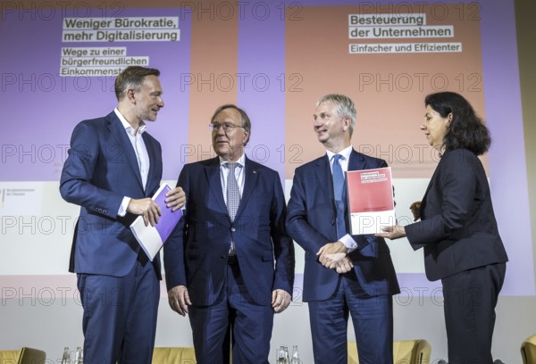 Handover of the reports of the expert commissions 'Citizens' income tax' and 'Simplified corporate tax' to Christian Lindner (FDP), Federal Minister of Finance, by the heads of the commissions, Prof. Dr Mellinghoff (2nd from left, income tax) and Prof. Schön (2nd from right, corporate tax), on the right Katja Hessel, Parliamentary State Secretary at the Federal Ministry of Finance, at the specialist event 'Simplified and Citizens', the expert commissions present their findings' at the Federal Ministry of Finance. 'Photographed on behalf of the Federal Ministry of Finance'
