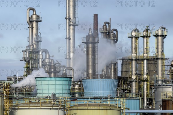 Oberhausen, North Rhine-Westphalia, Germany, industrial plant in the chemical park, OQ Chemicals plant Ruhrchemie. OQ Chemicals (formerly OXEA) is a global manufacturer of oxo intermediates and oxo derivatives such as alcohols, polyols, carboxylic acids, speciality esters and amines. Site partners at the Oberhausen plant are the companies Air Liquide, Clariant, JM Johnson Matthey, Versalis, Celanes and Topas, Europe