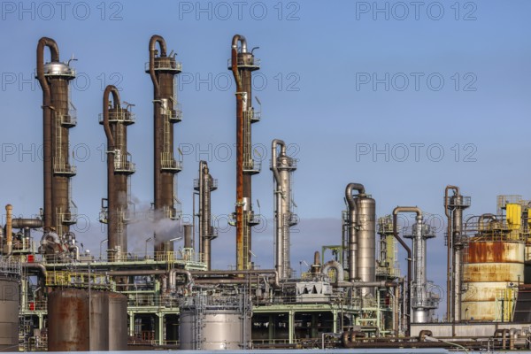 Oberhausen, North Rhine-Westphalia, Germany, industrial plant in the chemical park, OQ Chemicals plant Ruhrchemie. OQ Chemicals (formerly OXEA) is a global manufacturer of oxo intermediates and oxo derivatives such as alcohols, polyols, carboxylic acids, speciality esters and amines. Site partners at the Oberhausen plant are the companies Air Liquide, Clariant, JM Johnson Matthey, Versalis, Celanes and Topas, Europe