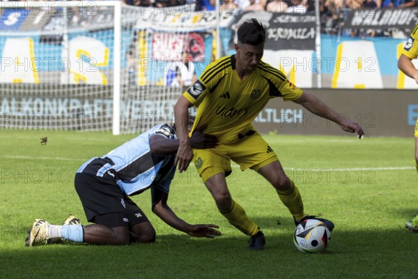 Football 3rd division, season 2024/25, matchday 4: Waldhof Mannheim vs. 1. FC Saarbrücken. Picture: Intense duel between Kennedy Onyedika Okpala (32, Waldhof Mannheim) and Till Sebastian Schumacher (33, 1. FC Saarbrücken)