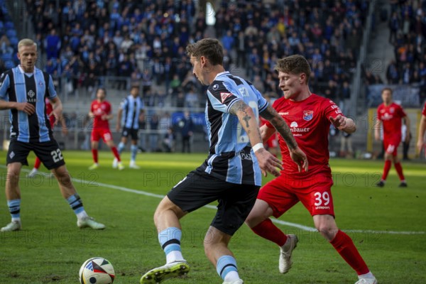 Football 3rd division, 2024/25 season, matchday 32: Waldhof Mannheim vs SpVgg Unterhaching***Dual battle between Adrian Fein (29, Mannheim) and Dennis Waidner (39, Unterhaching)