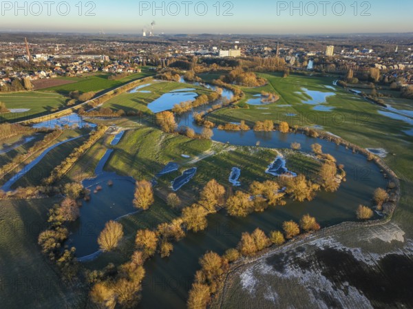 Lünen, North Rhine-Westphalia, Germany, flood on the Lippe, river in the Ruhr area, the fields, the agricultural land of the farmers next to the river are flooded, serve as retention areas, flood areas for flood protection, Europe