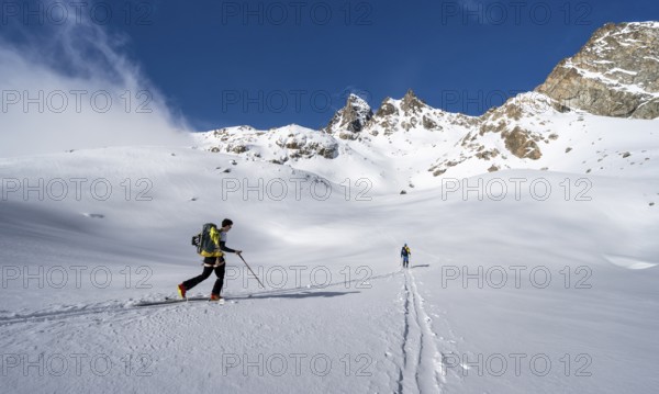 Ski tourers in a wintry mountain landscape, ascent to Porta d'Es-cha, Grisons Haute Route ski tour, Albula Alps, Rhaetian Alps, Grisons, Eastern Switzerland, Switzerland, Europe