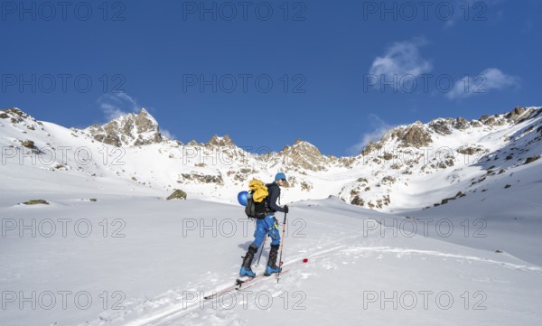 Ski tourers in a wintry mountain landscape, ascent to Porta d'Es-cha, Grisons Haute Route ski tour, Albula Alps, Rhaetian Alps, Grisons, Eastern Switzerland, Switzerland, Europe
