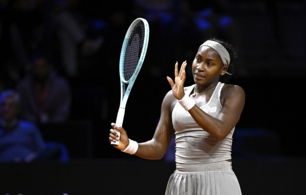Coco Gauff USA gestures apologises for net roll, Tennis Ladies Porsche Cup, Grand Prix, GP, Stuttgart 2025, Porsche-Arena, Stuttgart, Baden-Württemberg, Germany, Europe