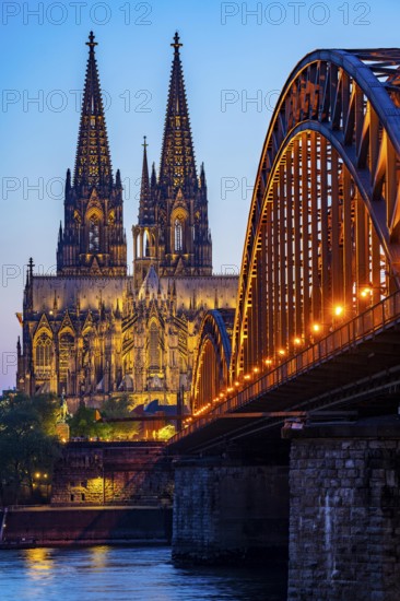 Cologne Cathedral, has been shining in new light since Easter 2025, the old metal halide lamps have been replaced by over 700 modern LED lamps, reducing energy consumption by around four fifths, significantly improving the quality of light and greatly reducing light emissions, 12 KM of new cables were laid for this, Hohenzollern Bridge, railway bridge over the Rhine, North Rhine-Westphalia, Germany, Europe