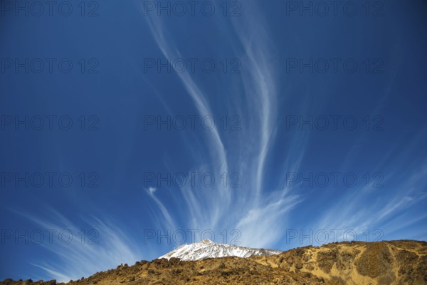 Feather clouds, Pico del Teide, 3718m, Parque Nacional de las Canadas del Teide, Teide National Park, UNESCO World Heritage Site, Tenerife, Canary Islands, Spain, Europe