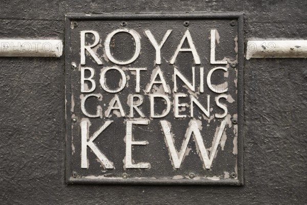 Signpost Royal Botanic Gardens (Kew Gardens), UNESCO World Heritage Site, Kew, Greater London, England, United Kingdom, Europe