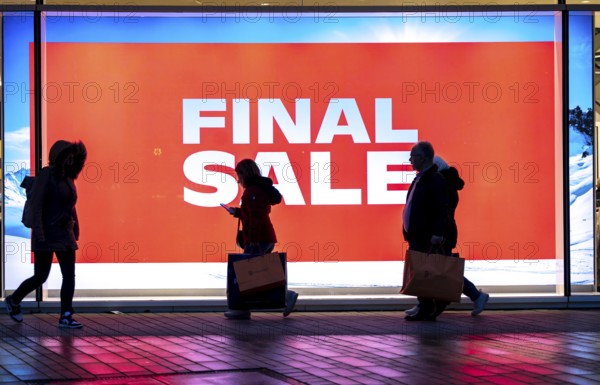 Final Sale, Clothing department stores' on Schadowstraße, large poster in the shop window advertising the winter sale, rainy weather, Düsseldorf, North Rhine-Westphalia, Germany, Europe