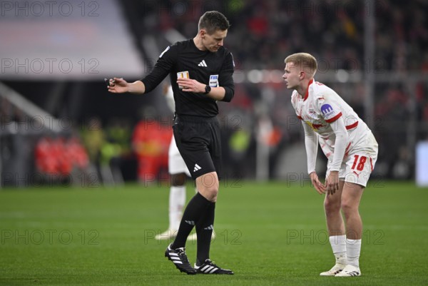 Referee Referee Daniel Siebert gestures gesture asks Arthur Vermeeren RasenBallsport RB Leipzig RBL (18) injured injury to leave the pitchAllianz Arena, Munich, Bavaria, Germany, Europe