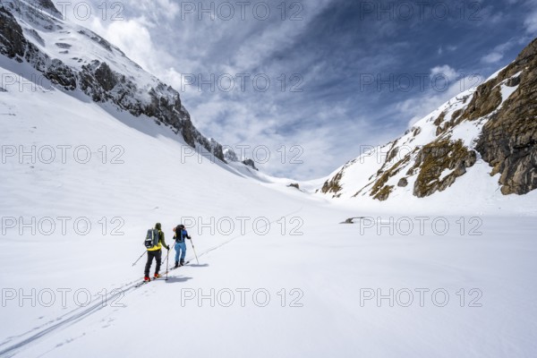 Ski tourers ascending from the Iffigtal to the Wildhornhütte, snow-covered mountain landscape, Bernese Alps, Bernese Oberland, Switzerland, Europe