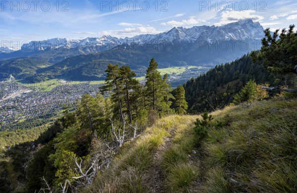 View of mountain panorama with Wetterstein mountains, hiking trail to Kramerspitz, in autumn, Ammergau Alps, in autumn, Bavarian Prealps, Bavaria, Germany, Europe