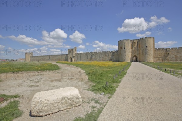 Historic city fortifications and city walls, from right, Porte des Moulin, Porte de L'Organeau, Tour des Bourguignons, city gates, city towers, towers, entrance, road, path, stone, Aigues-Mortes, Gard, Camargue, Provence, France, Europe