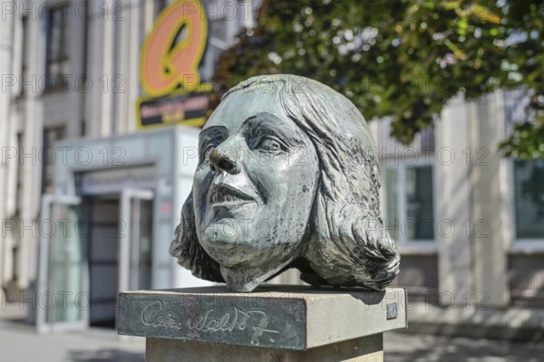 Bust of Claire Waldoff in front of the Quatsch Comedy Club, Friedrichstraße, Mitte, Berlin, Germany, Europe