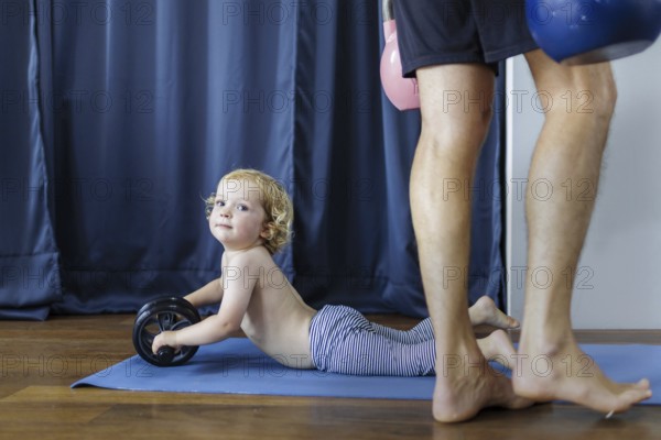 Small child with an abdominal trainer, Bonn, 06.08.2023