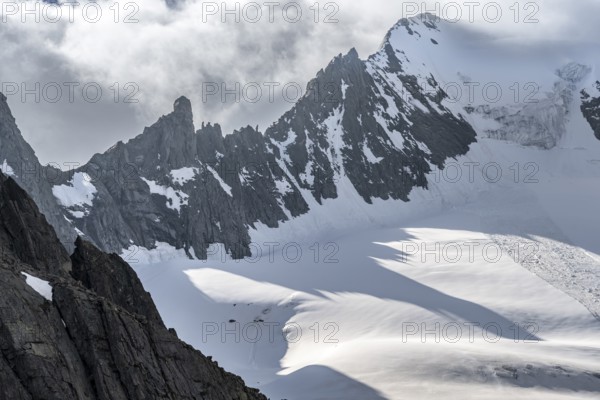 Mountain landscape with rock and snow, pointed narrow rocky ridge of the Großer Mösler summit with Furtschaglkees glacier, Berliner Höhenweg, Zillertal Alps, Tyrol, Austria, Europe
