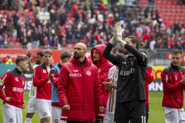 20/04/2024, Football 2nd Bundesliga, Season 2023/24, Matchday 30: 1. FC Kaiserslautern vs SV Wehen Wiesbaden (1:1) . SV Wehen Wiesbaden players are delighted after the draw in Kaiserslautern