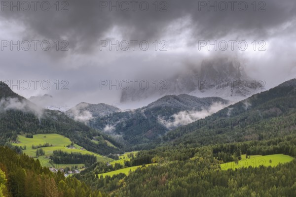 View of the cloudy Peitlerkofel group, Dolomites, St.Peter, Villnöß, Funes, Villnößtal, South Tyrol, Italy, Europe
