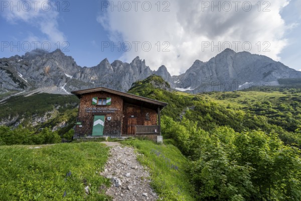 Mountain hut Ackerlhütte, rocky mountain peaks behind, Wilder Kaiser, Kaiser Mountains, Tyrol, Austria, Europe