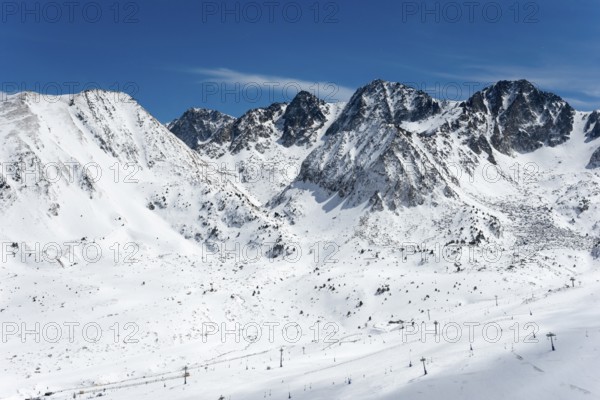 Schneebedeckte Berggipfel unter klarem Himmel in den winterlichen Bergen von Andorra, Skigebiet, Landschaft bei El Pas de la Casa, Pyrénées-Orientales, Encamp, Fürstentum Andorra, Pyrenäen